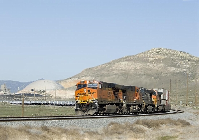 BNSF 7619 at Monolith, CA with Z-RICCHI1-18 on 19 April 2007.jpg